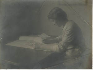 Denise Tuckfield at the Knox Guild, c. 1912-13. Photo by E.T. Holding. Image courtesy of Crafts Study Centre at the University for the Creative Arts